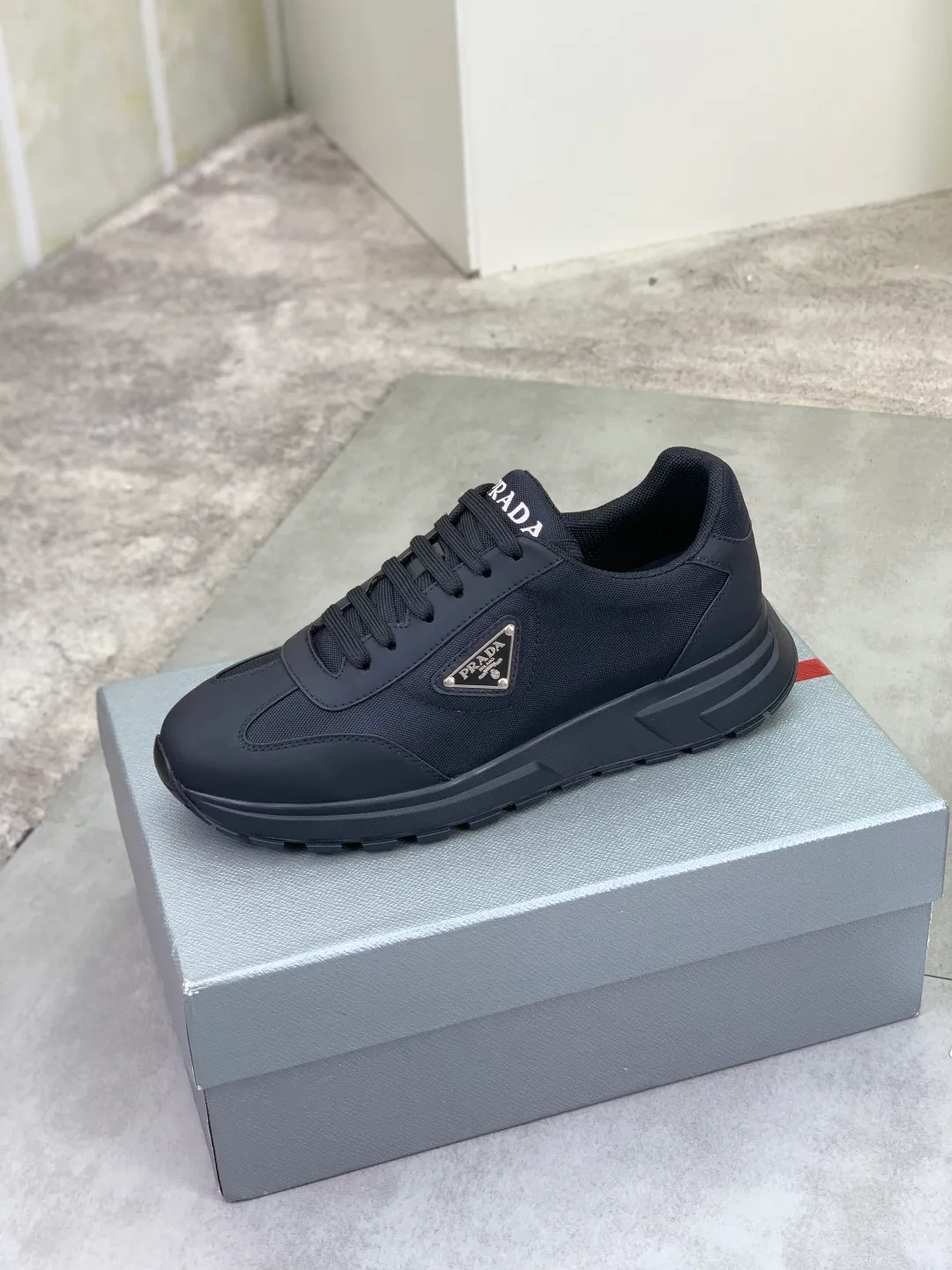 Men's men's shoes P560💰 [Real Price] Popular models are on the official website, 🆘 Trendy brand (Prada) mainly promotes popular models, avant-garde and versatile fashionable men's shoes private version mold opening, cowhide surface splicing 1:1.. Stylish and simple, original imported cowhide lining cowhide feet; the atmosphere and personality are more fashionable, eye-catching and pursuing class. It will subvert the old ideas and be a must-have for fashionistas who want to spend time with you! Must keep it! Tall and comfortable, large and low, high-end quality workmanship. Code number: 38-44 (45 customized) 2️⃣ optional.